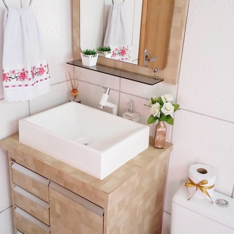 cuarto de baño de decoración sencilla