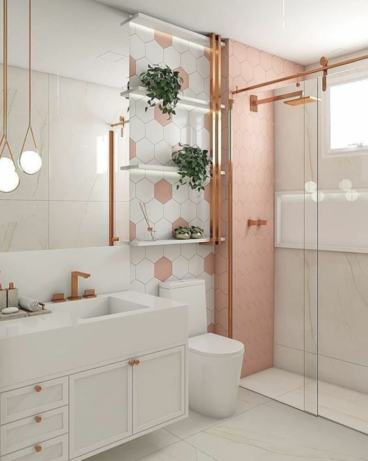 Baño con decoración de oro rosa.